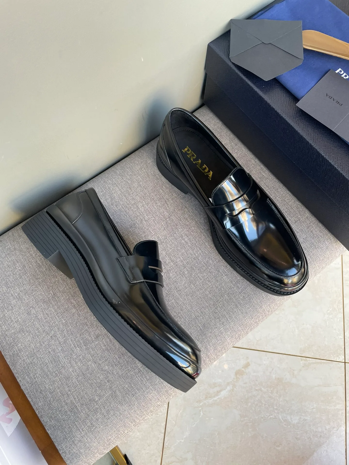 Men's shoes 💰860 💰Best recommendation✨PRADA Prada top purchasing quality imported upper with color-brushed edge beads carved toe design cowhide lining private molded TPU outsole non-slip, wear-resistant and elastic fashionable and versatile burgundy black blue 39-44 in stock (38, 45 customized for replacement, return and exchange)